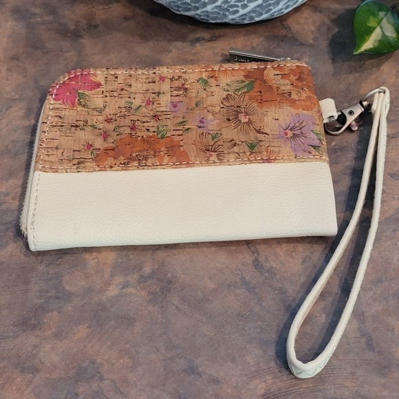 PIXIE MOOD Wristlet with Detachable Strap - Picture 3 of 8
